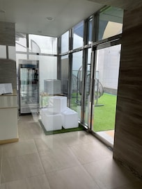 泳池入口, 10:00 才開