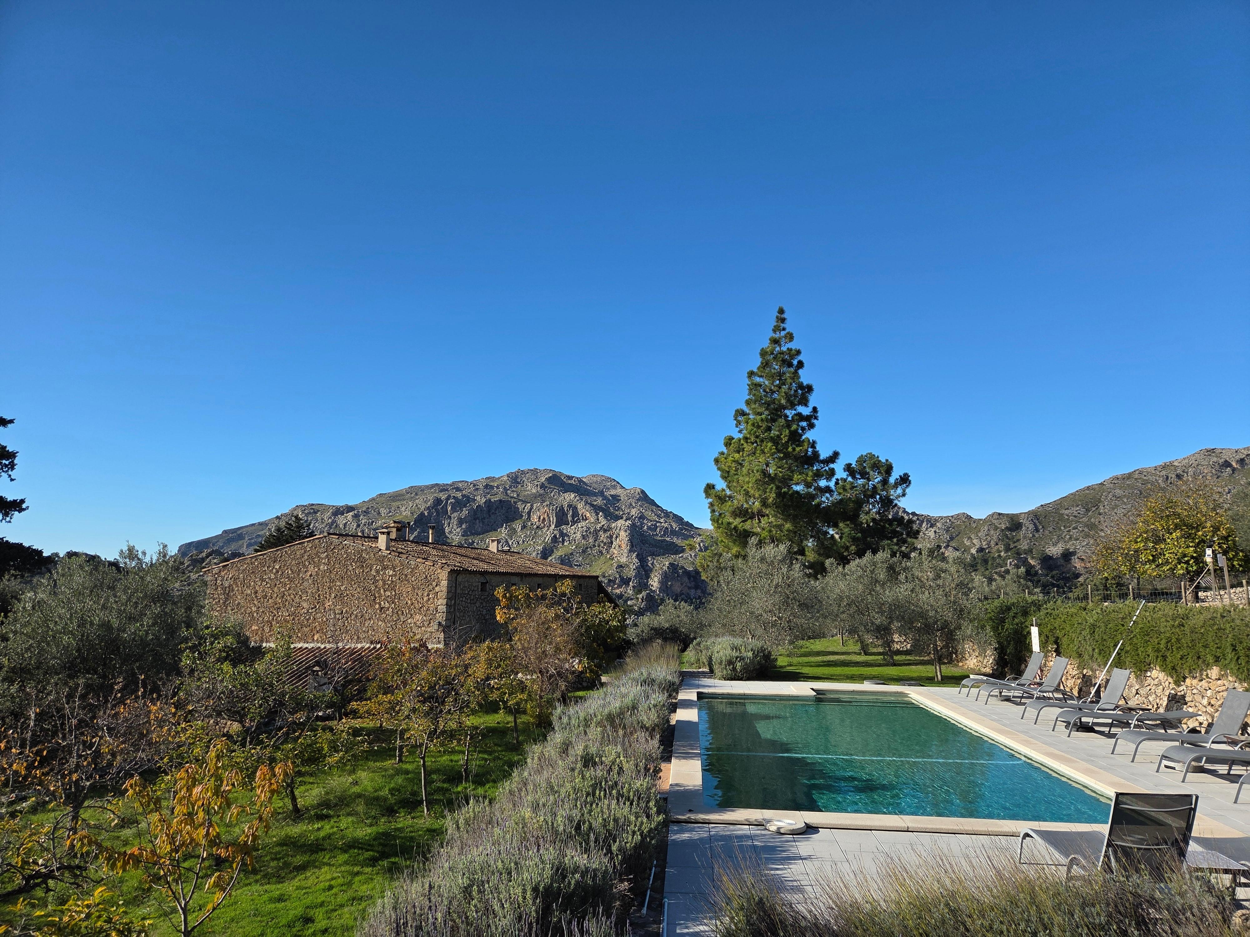 Vistas del edificio principal desde la piscina