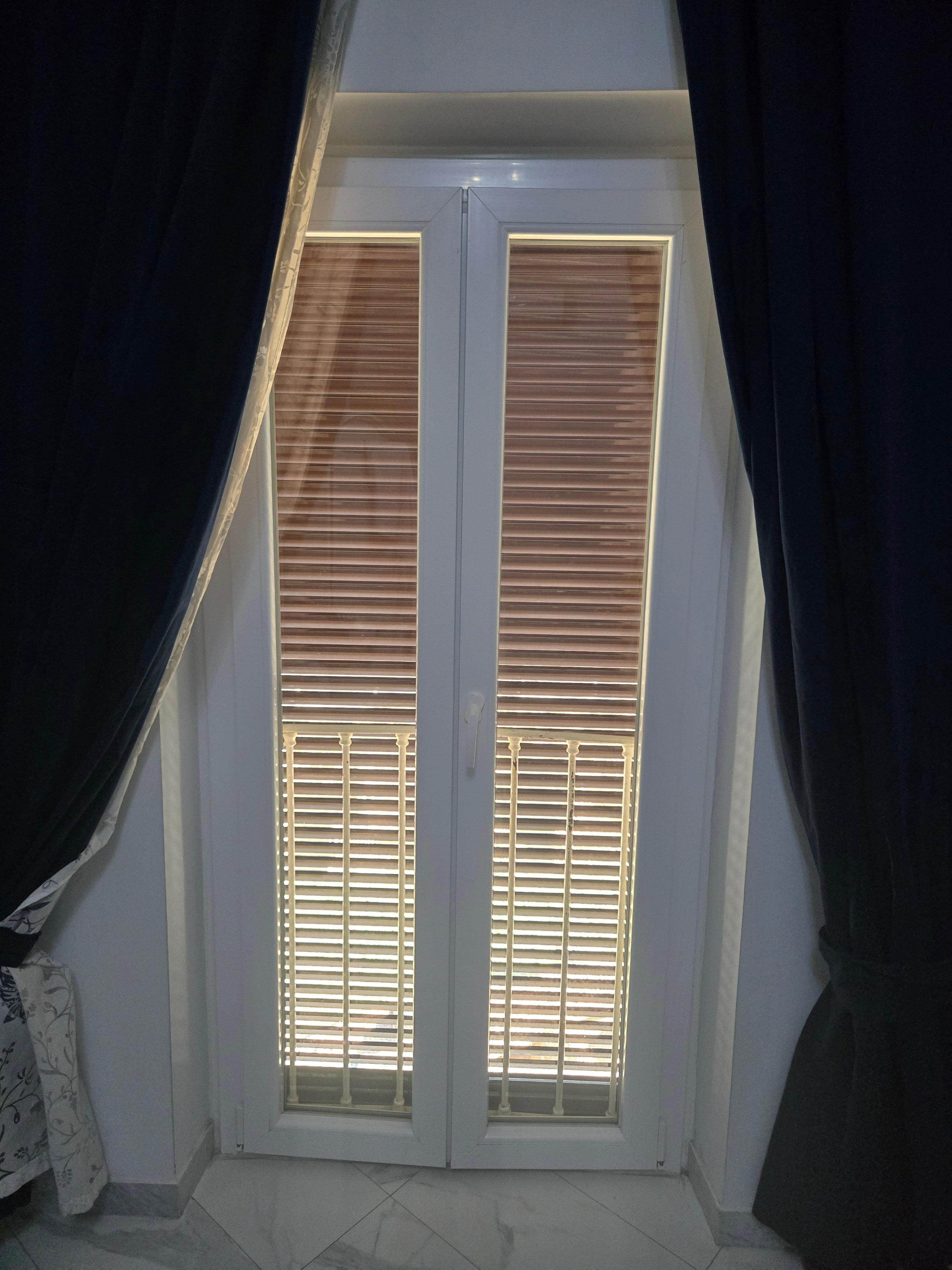 Chambre très petite et lumières restent allumé toute la nuit 