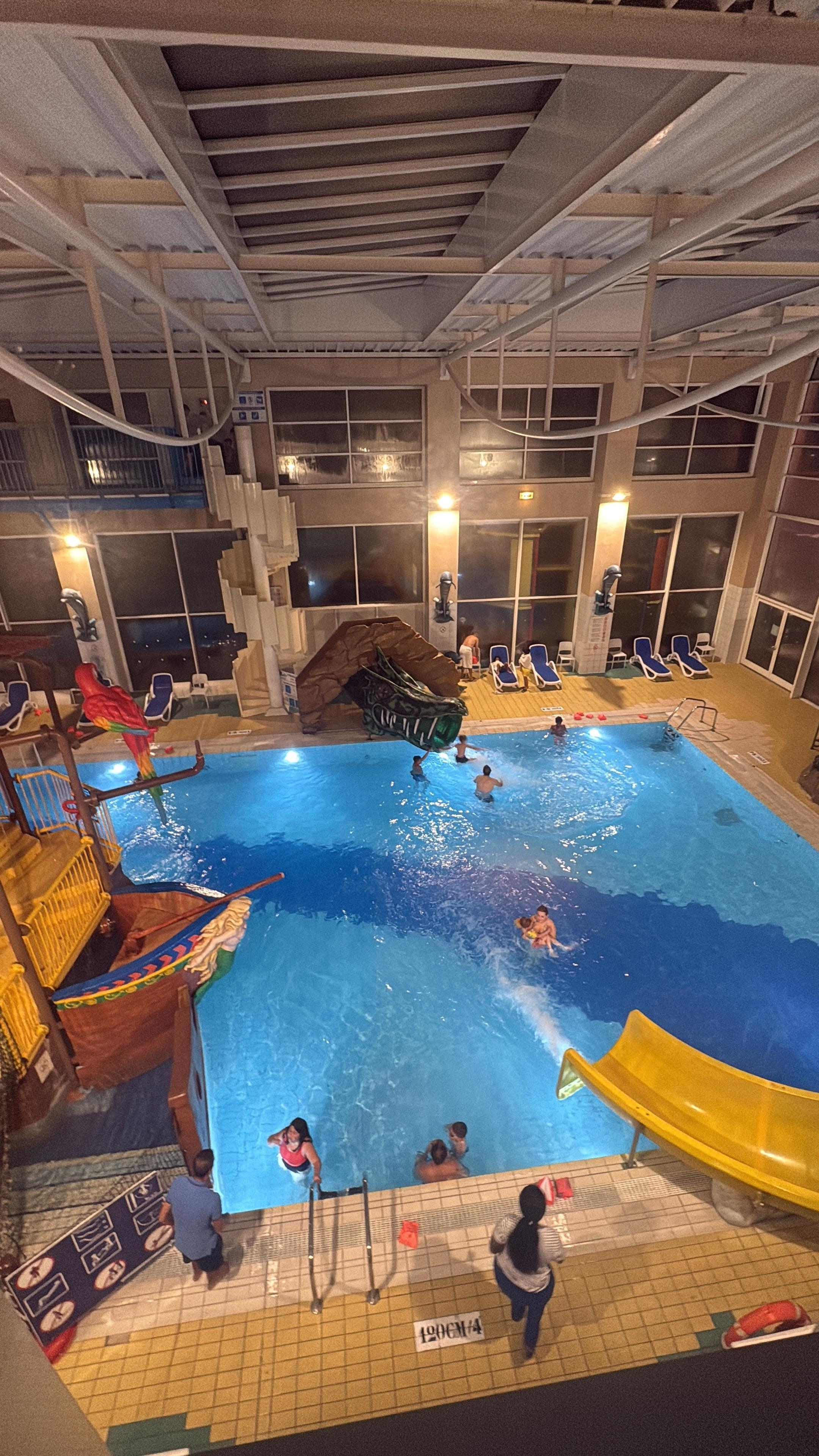 La piscine toujours aussi jolie est bien entretenue 