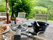 Même les moineaux sont de la fête et viennent tenir compagnie aux humains jusque sur la table de la terrasse de bois.