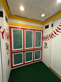 Une des 4 ascenseurs est décoré ainsi.
