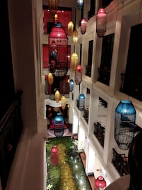 Vue intérieure des étages de l'hôtel