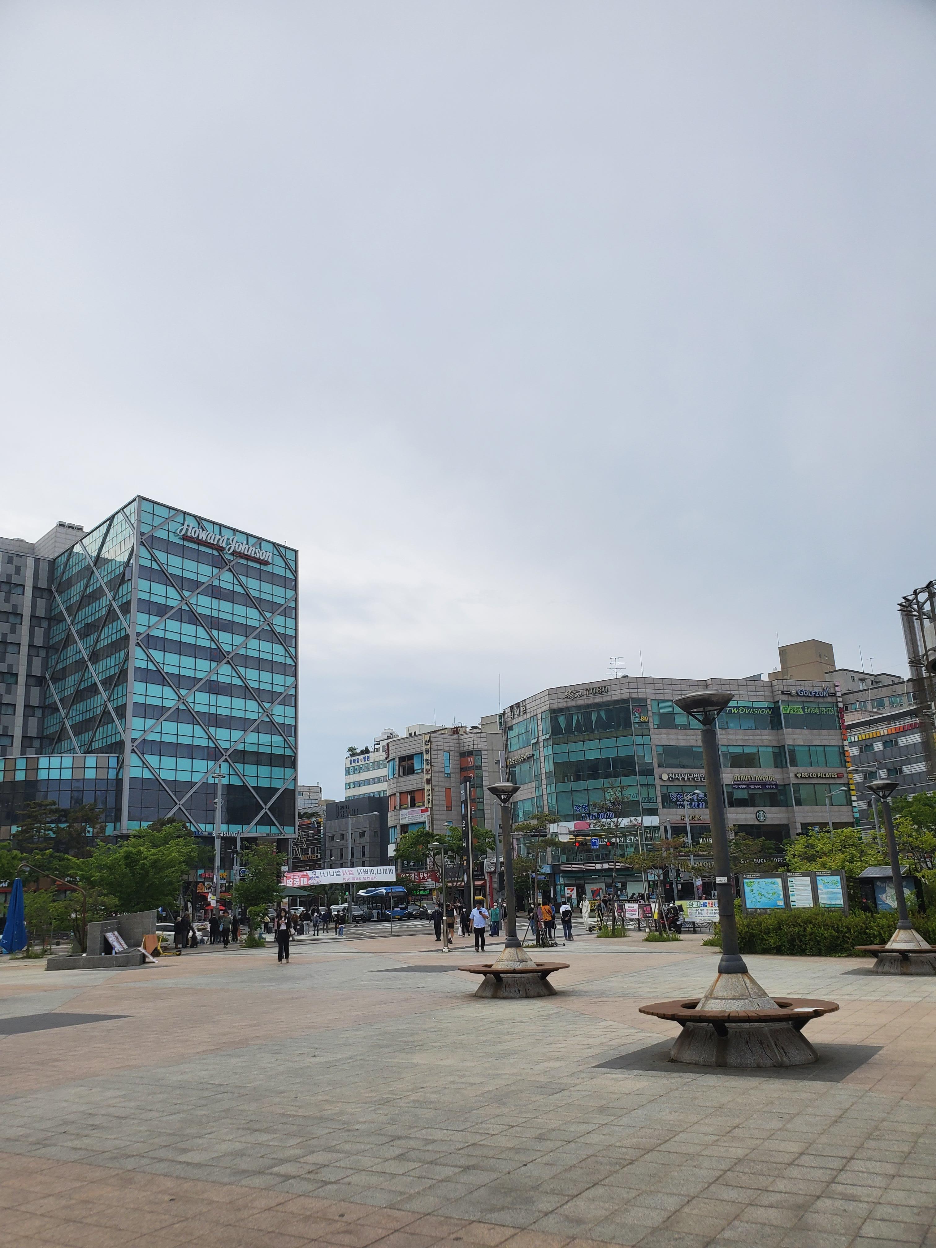 할말없음. 서비스 교육이 필요한거 같음.
외국에서 오는 사람들은 한국 시스템을 잘 모르니까, 손님 들에게 많은 설명 해야 할것.