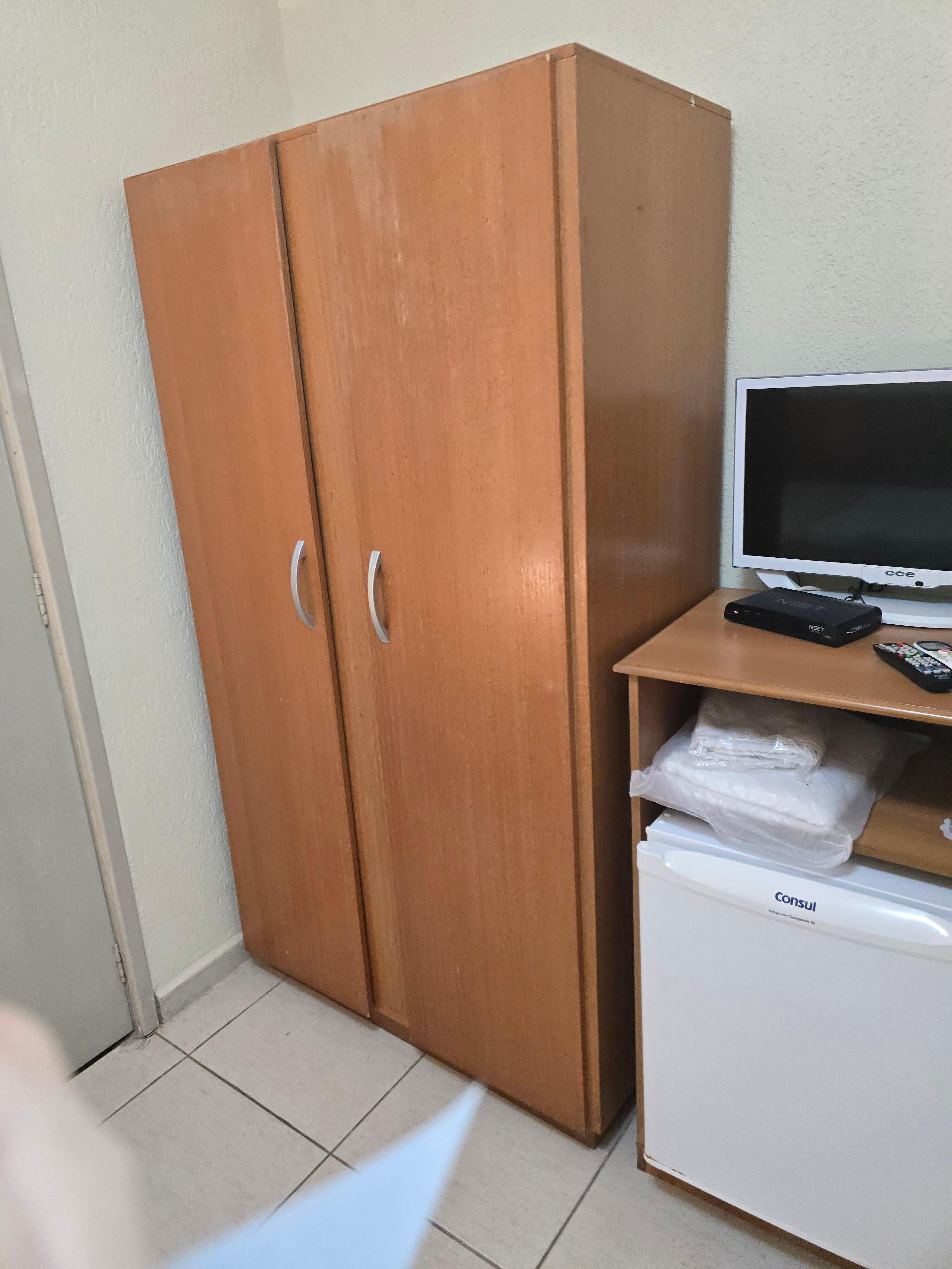 Tem frigobar que vc pode trazer coisas e colocar.