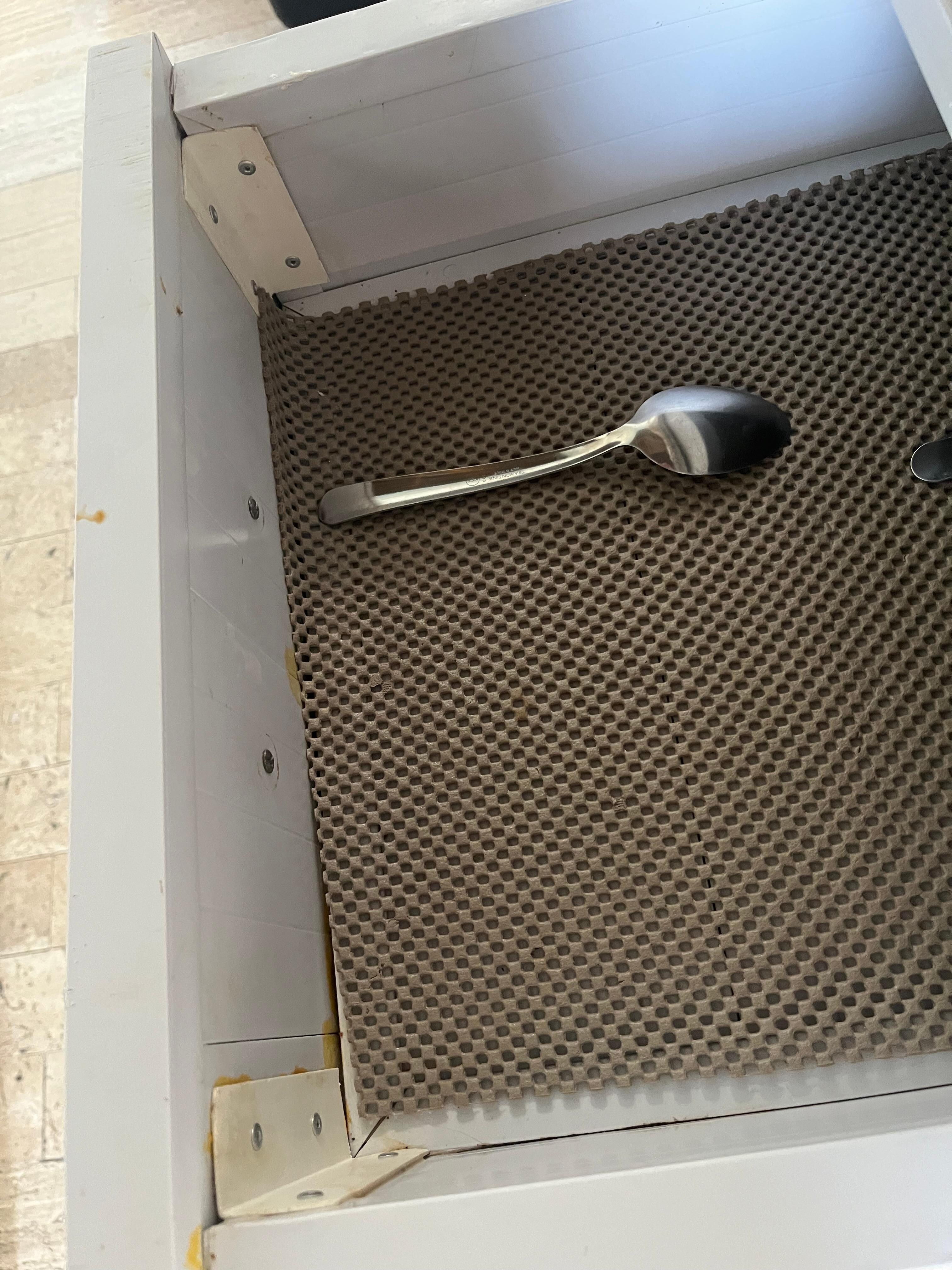 The utensils drawer was not stable dirty and old.