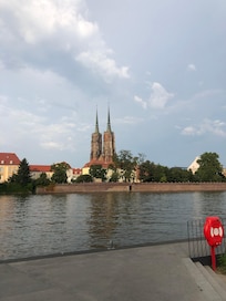 Baksidan av hotellet en fantastisk fin park med promenad stråk längst floden