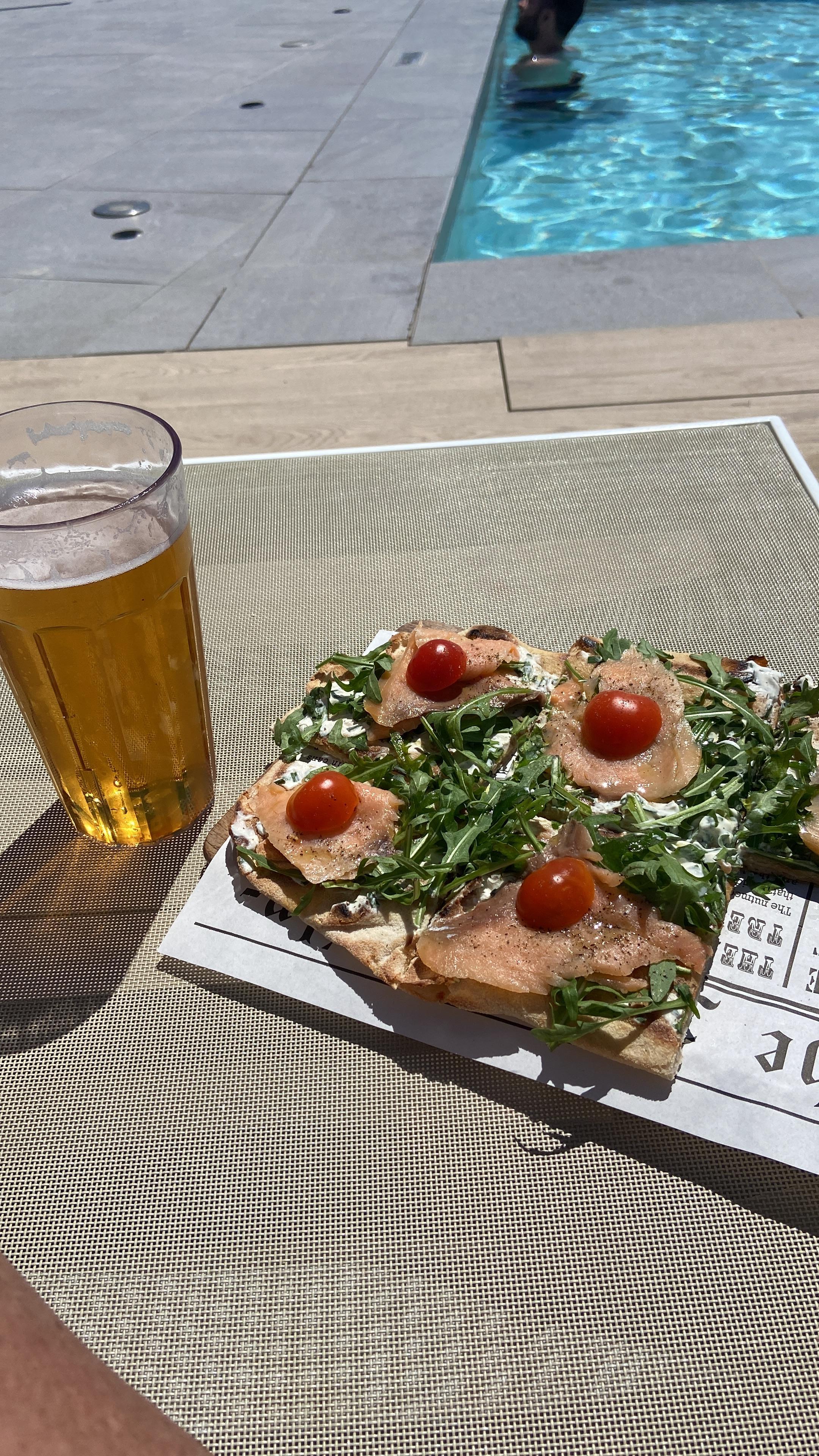 pranzo in piscina