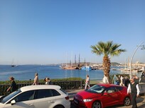 Vue de la terrasse autour de la piscine