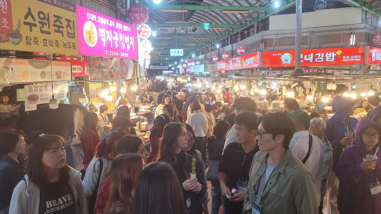 特别热闹，到处都是人