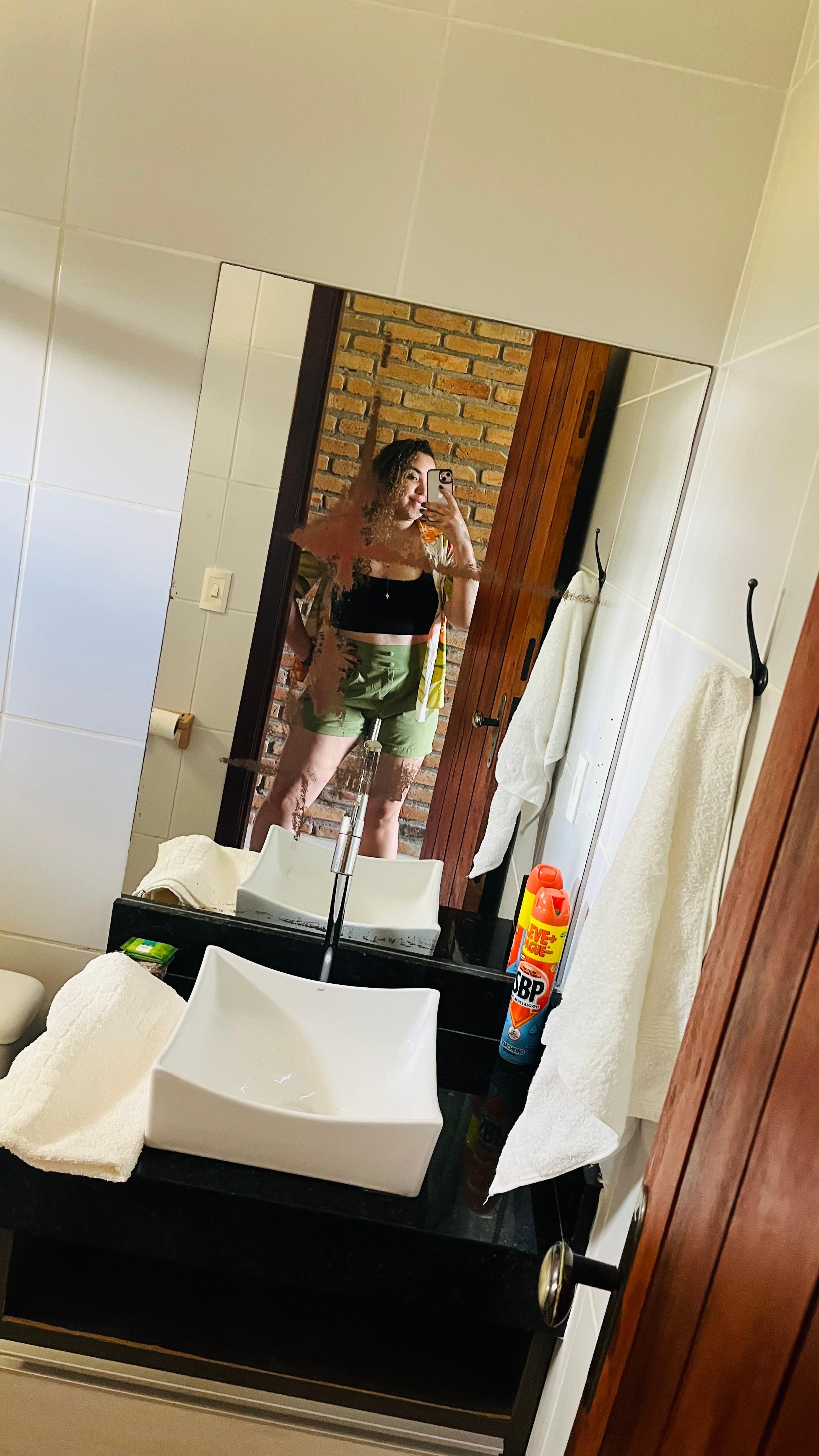 Banheiro bom , falta uma manutenção dos móveis. 