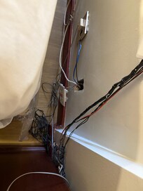 Fiação atrás da cama