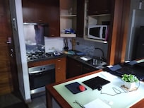 Cocina completa, con heladera grande, mesa alta con bancos