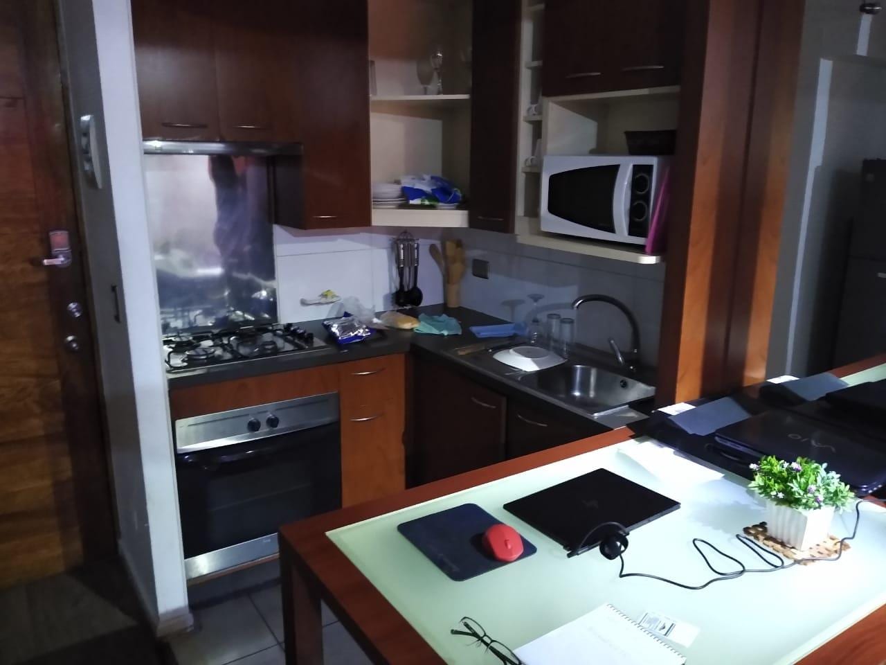 Cocina completa, con heladera grande, mesa alta con bancos
