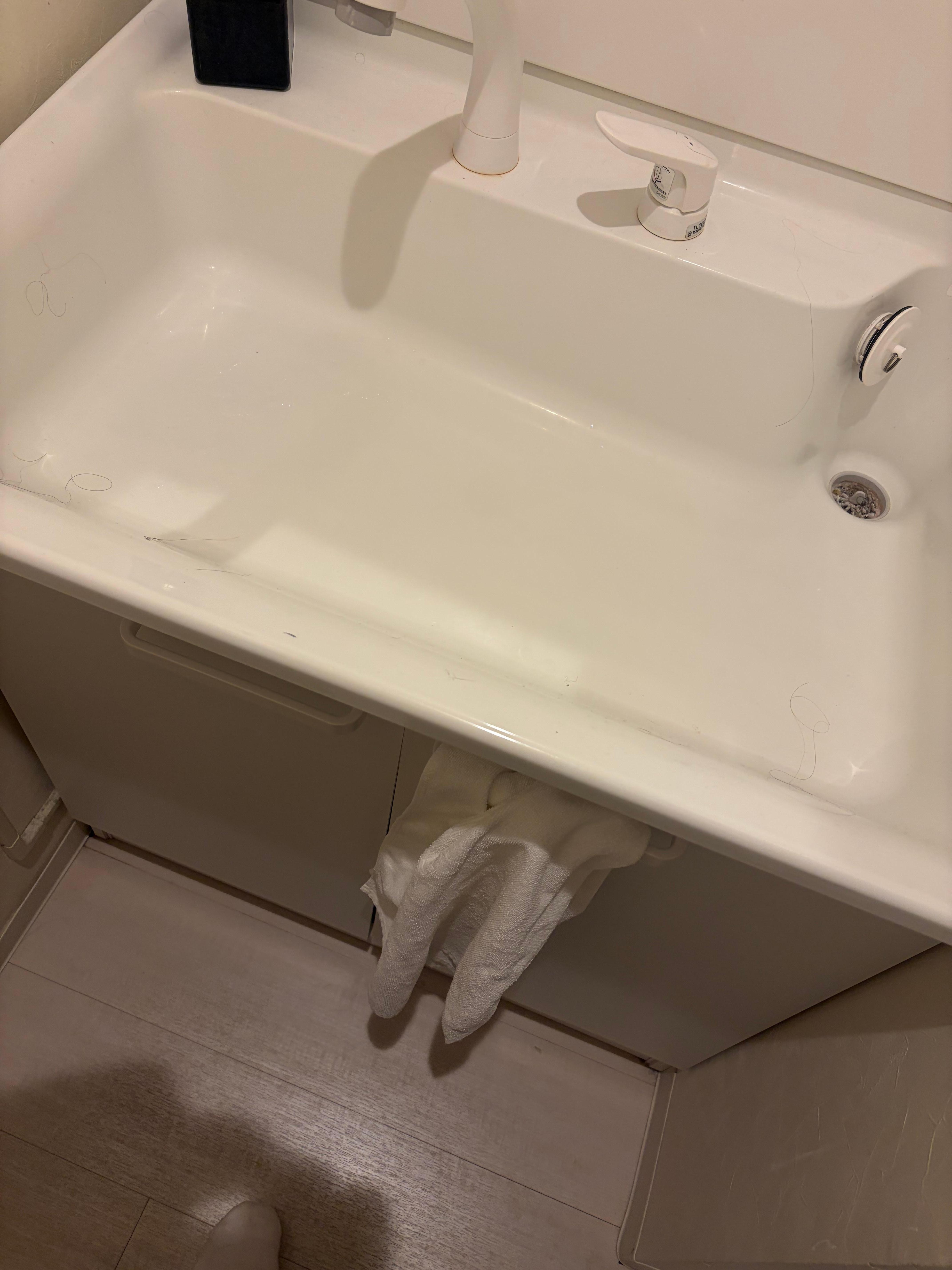 上一首使用過的毛巾，還掛在洗手盆