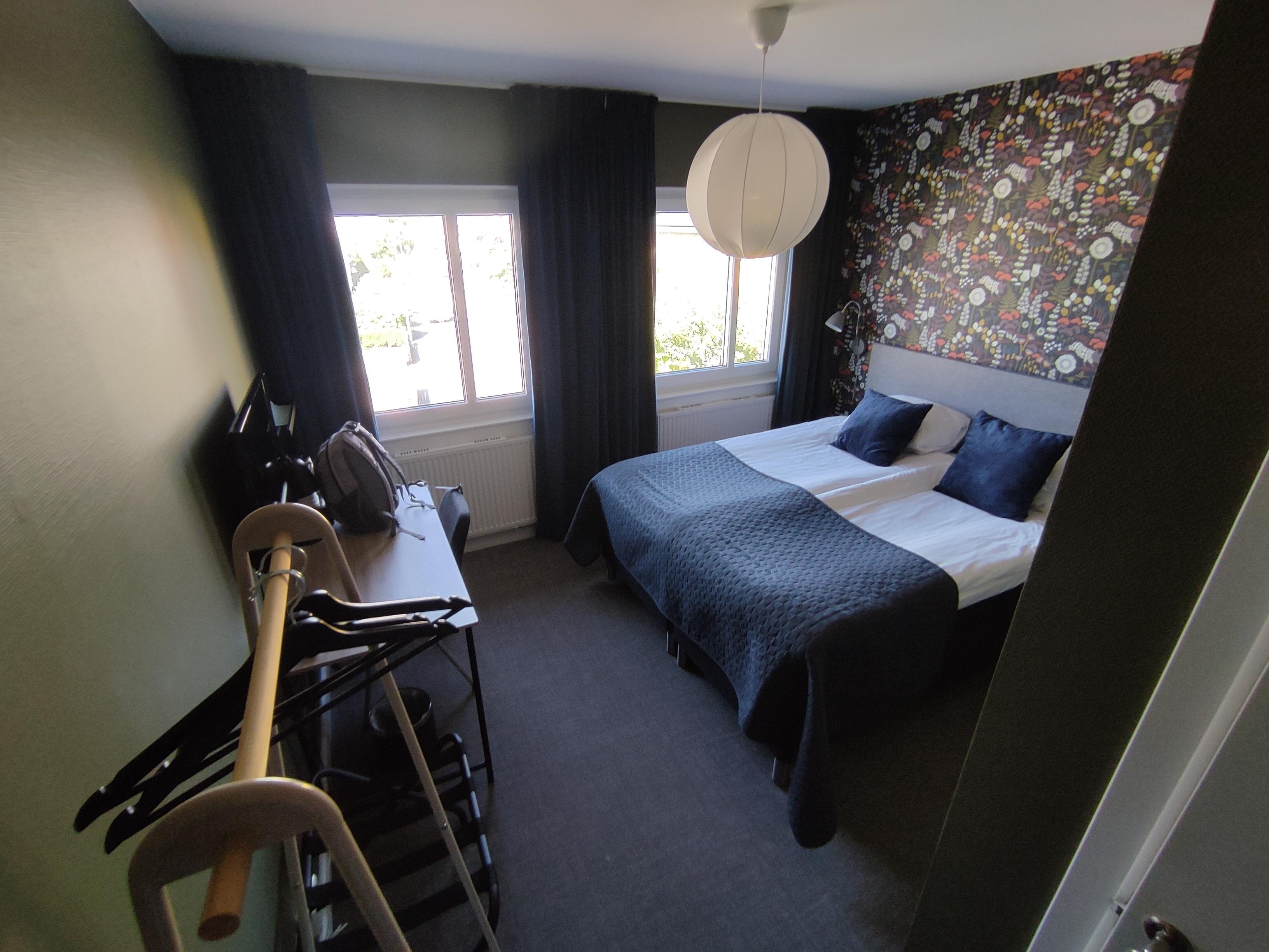 Med vidvinkel ser rummet lite större ut! Badrum med dusch helt OK. 