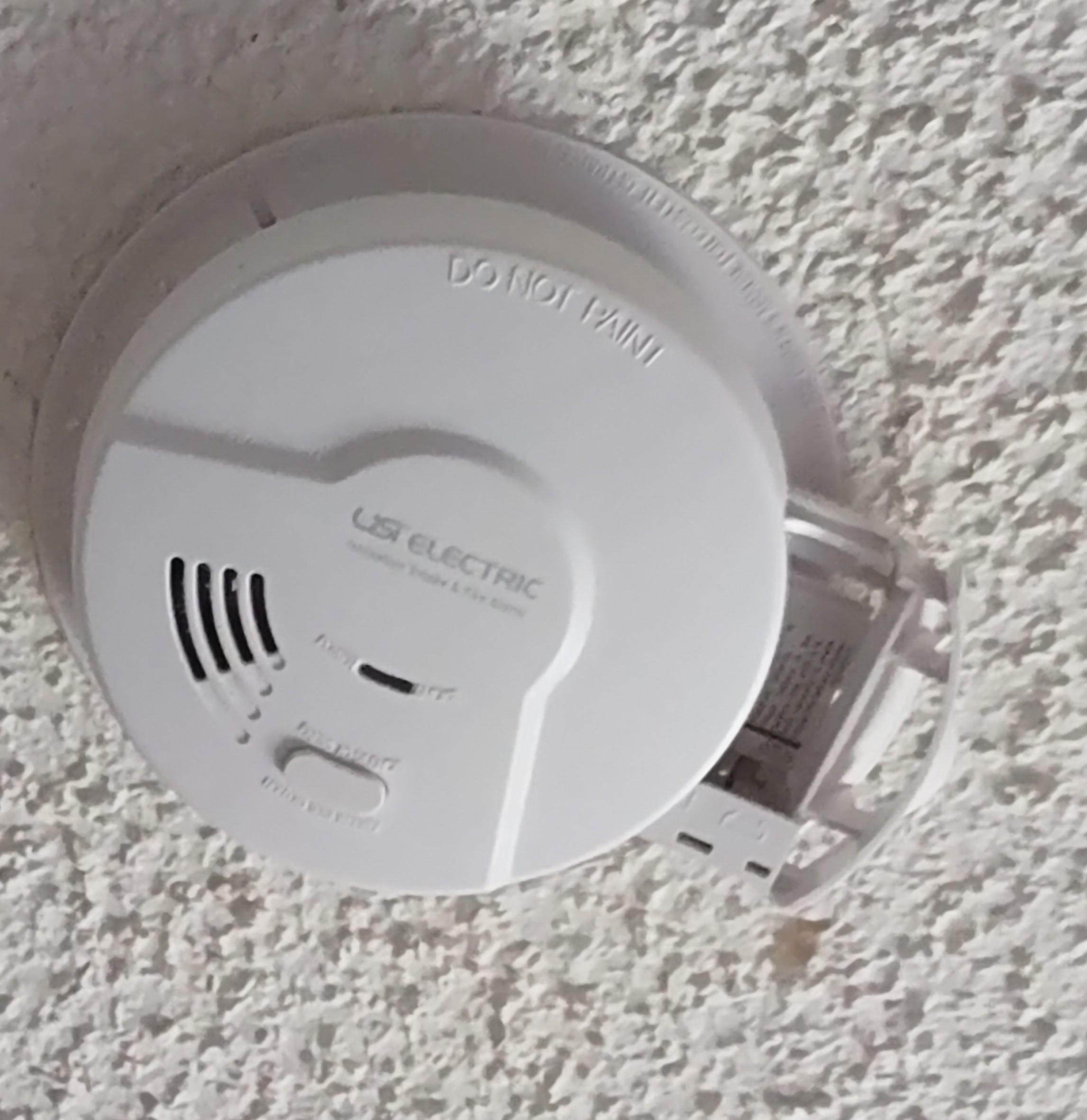 Batter slot open with no battery in smoke detector