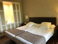 Quarto amplo, com ótima iluminação e janela que pode ser aberta. A vista do quarto era para um muro cheio de plantas.