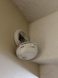 Foto do estado do alarme de incêndio do quarto.