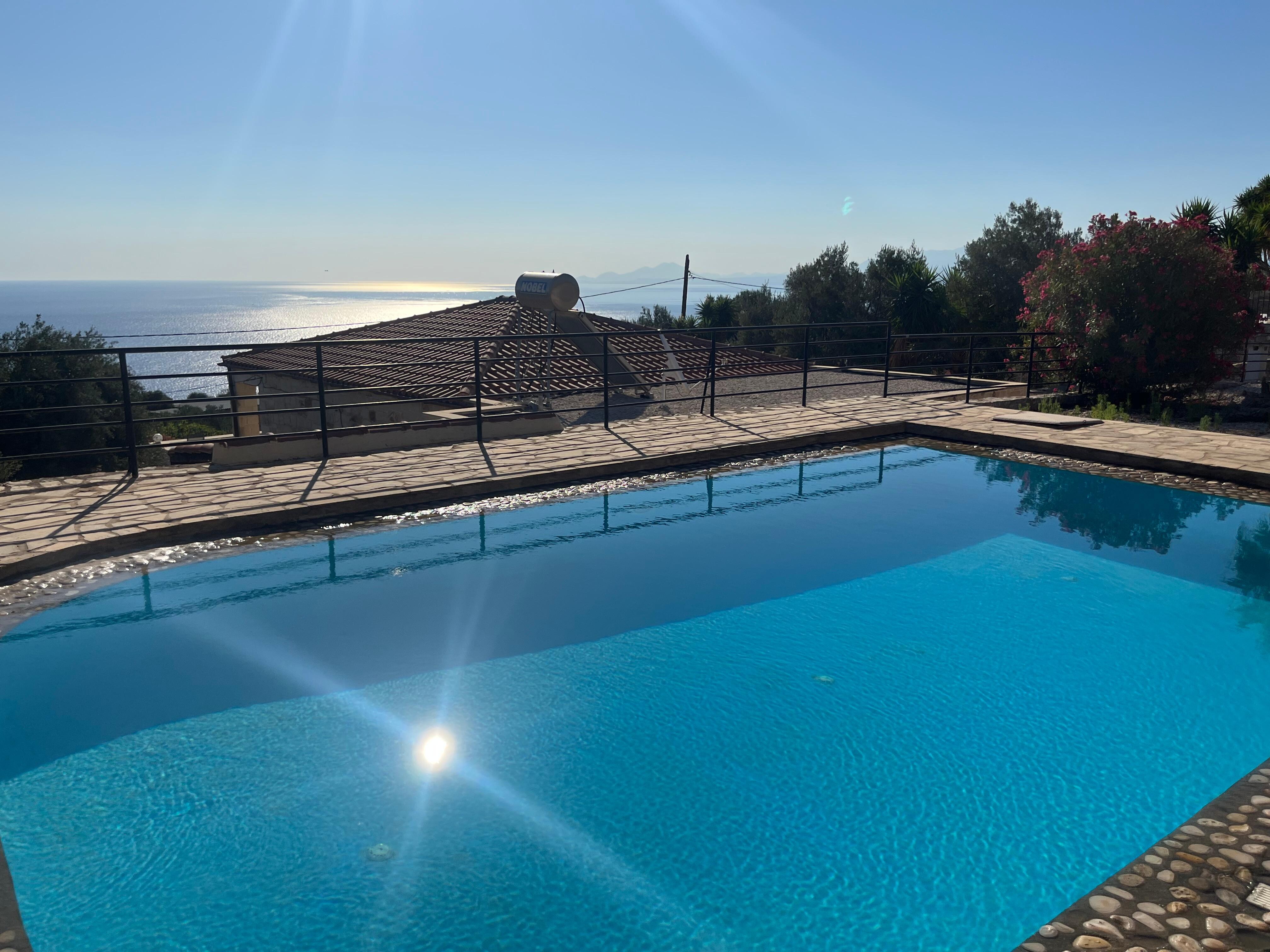 Piscine située à l’arrière de la maison