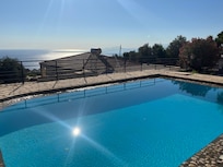 Piscine située à l’arrière de la maison