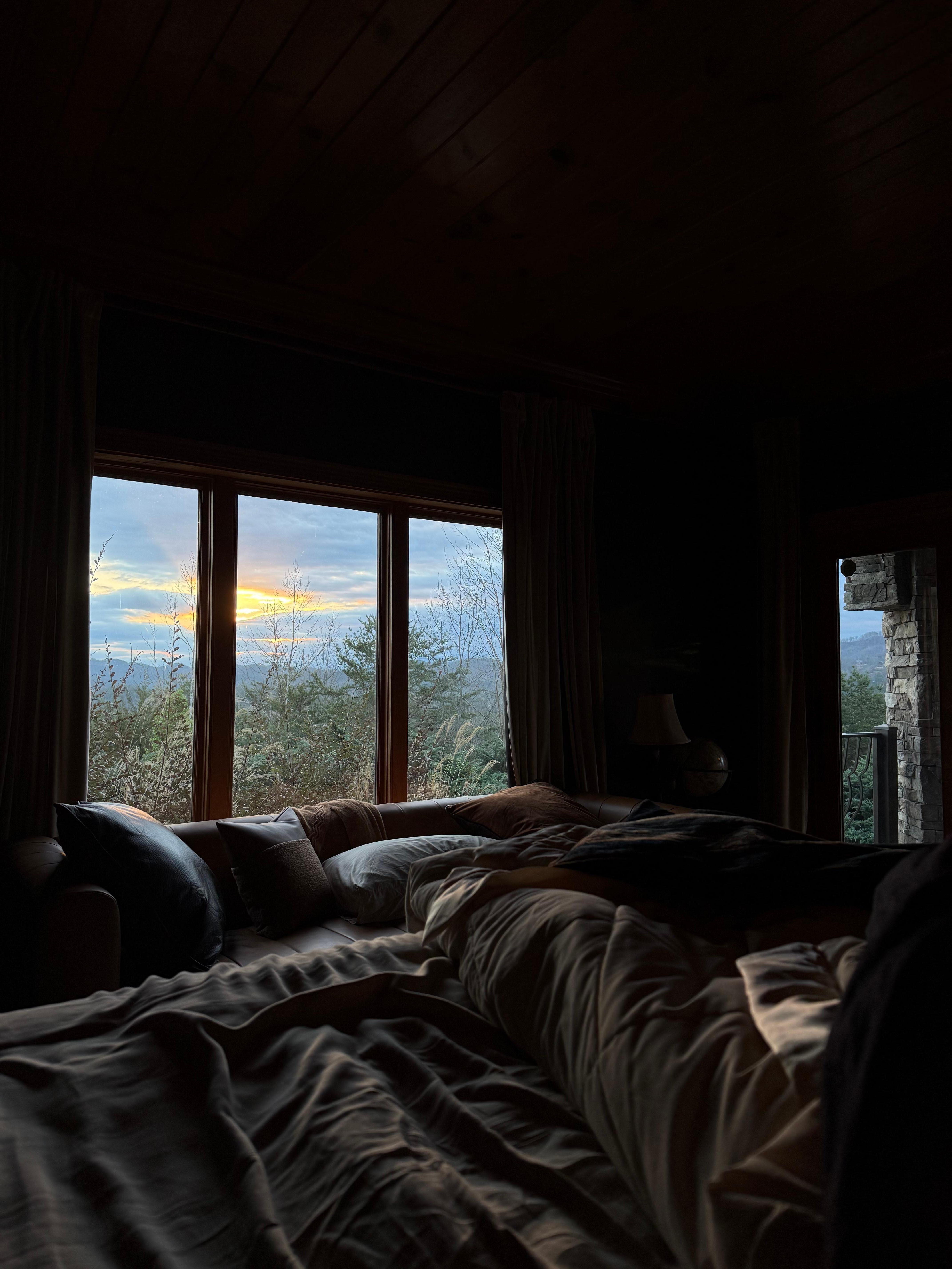 This stunning morning view is such a peaceful way to wake up!☀️🌸