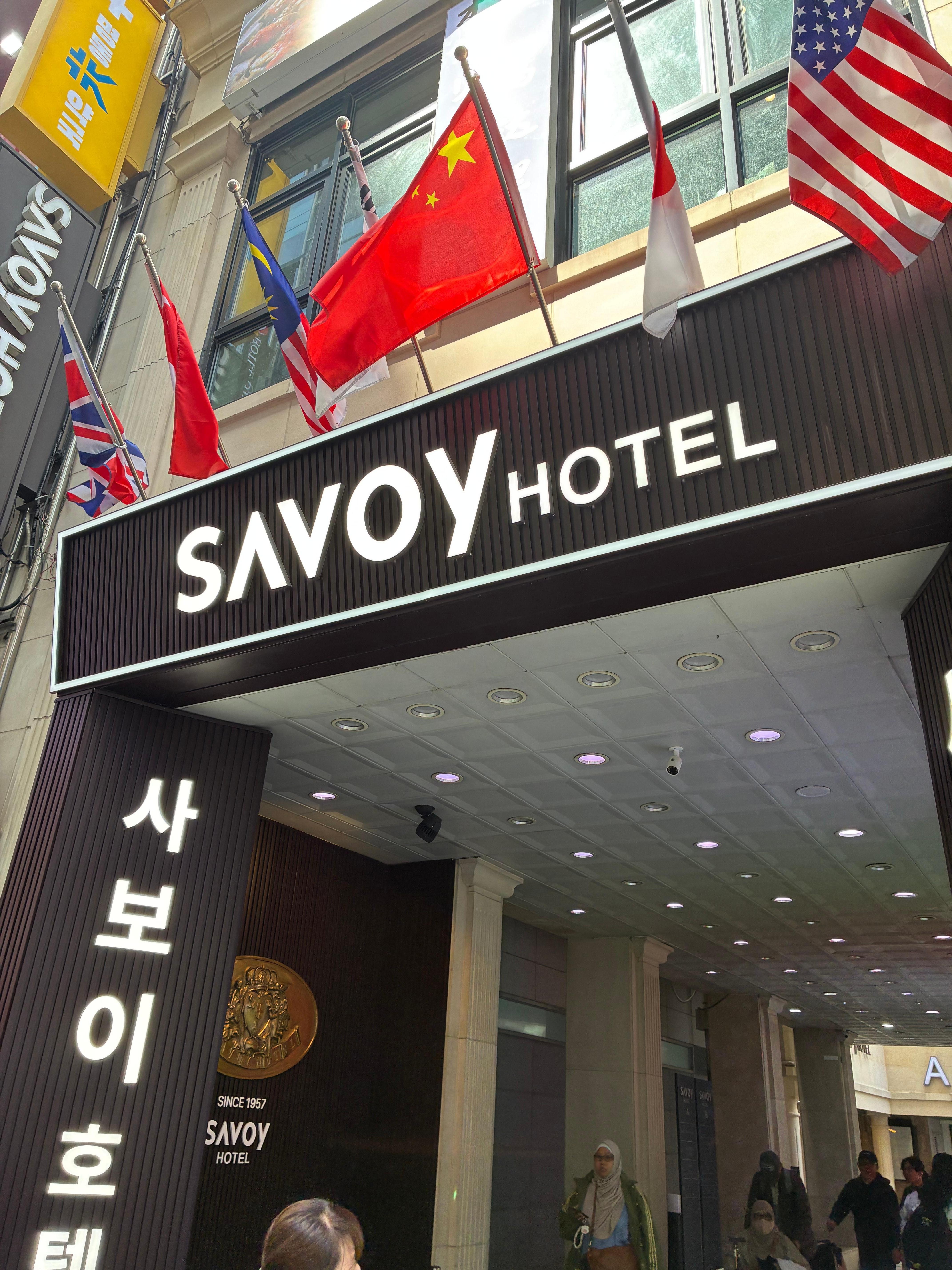 はじめは間口がわかりにくいけれど道路沿い高いところに看板があるので慣れたら見つけるのも早いです。