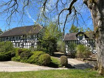 Huisje met aangelegen boerderij