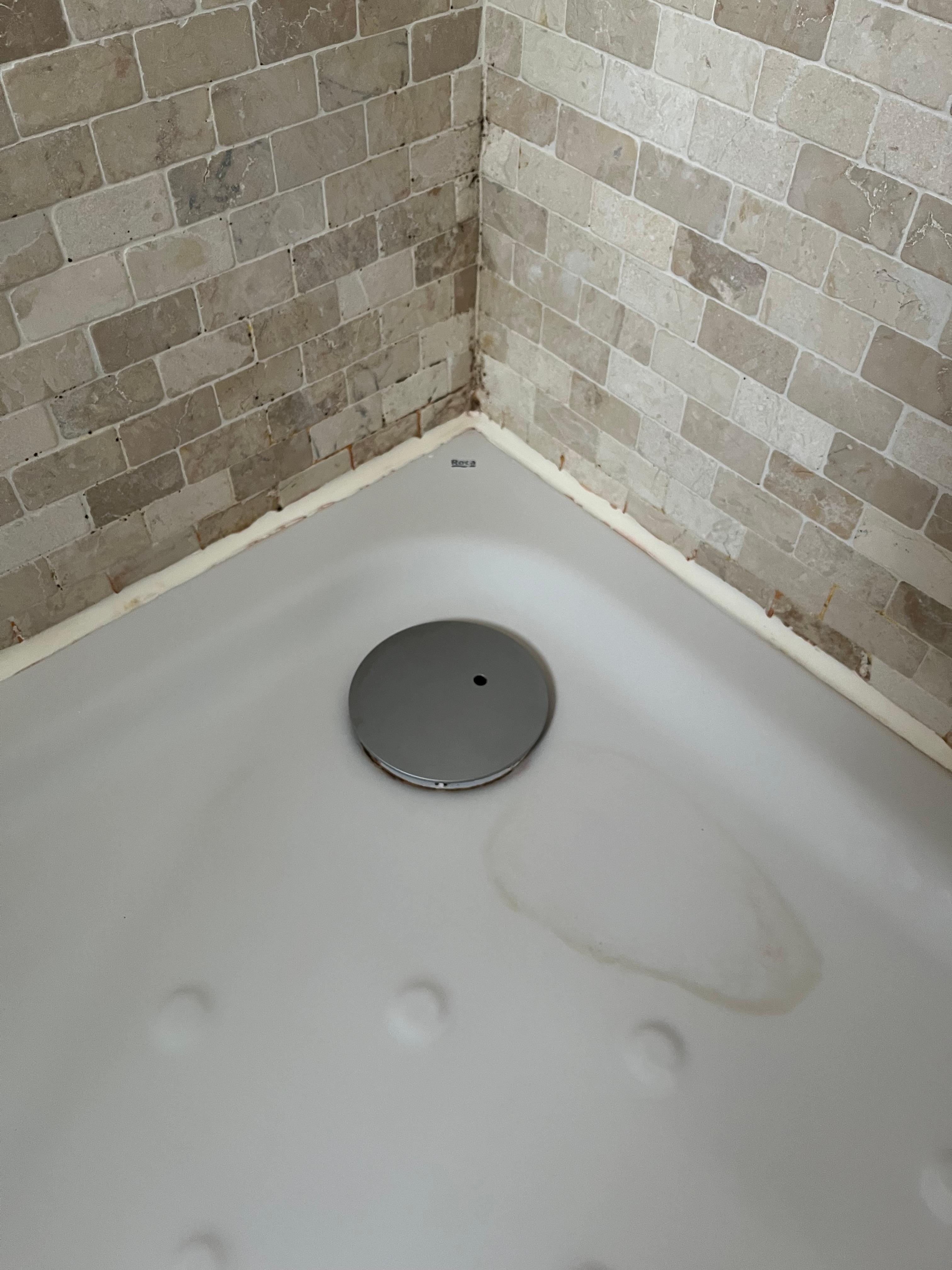 Schimmel in den Ecken mit Schmutzränder in der Wanne