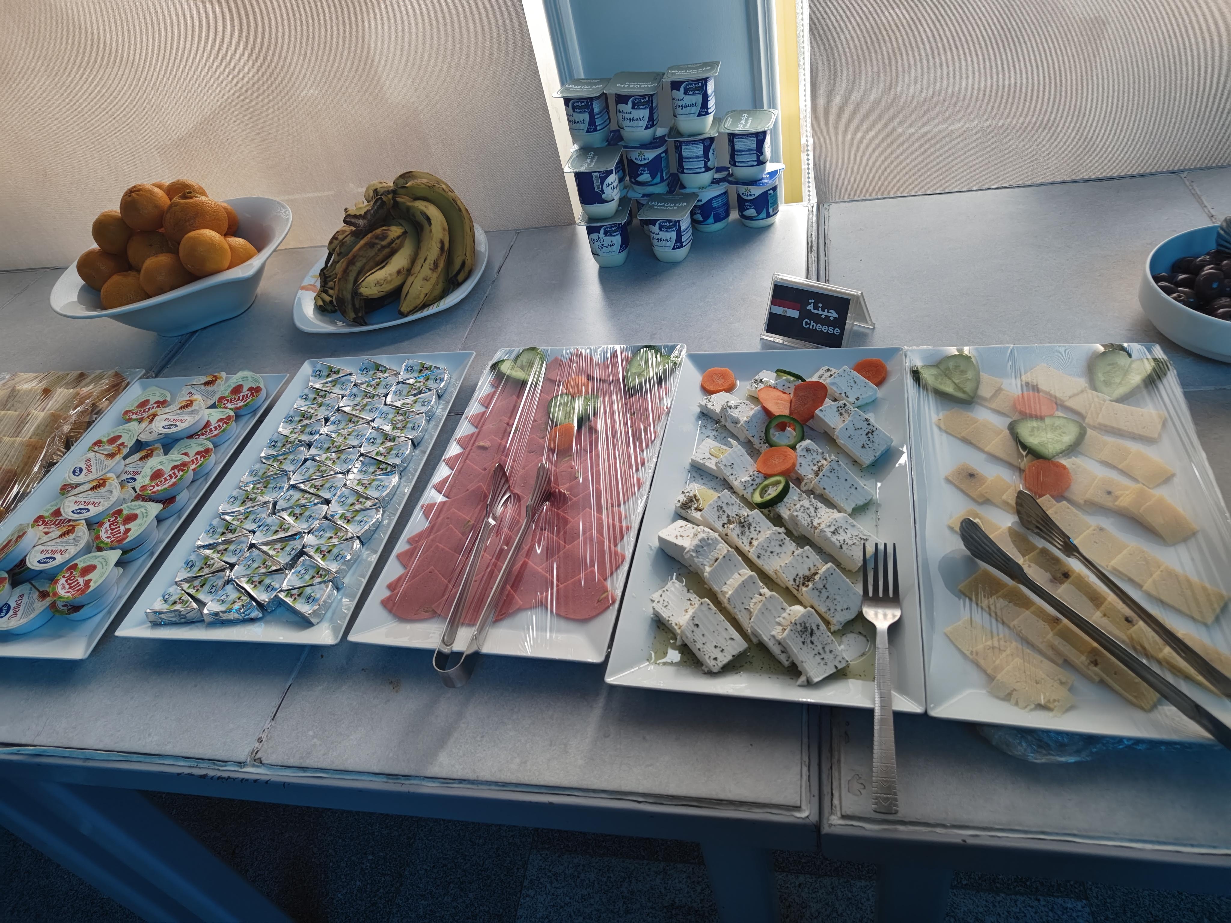 チーズとハム、それ以外にもサラダや果物、パンやケーキもあります