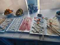 チーズとハム、それ以外にもサラダや果物、パンやケーキもあります