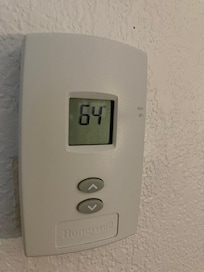 Thermostat cannot be adjusted, despite the arrows indicating that the room temp can be adjusted.