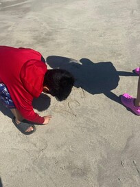 El mar está justo frente el hotel eso lo hace más cómodo ! En especial cuando tienes niños 🙌