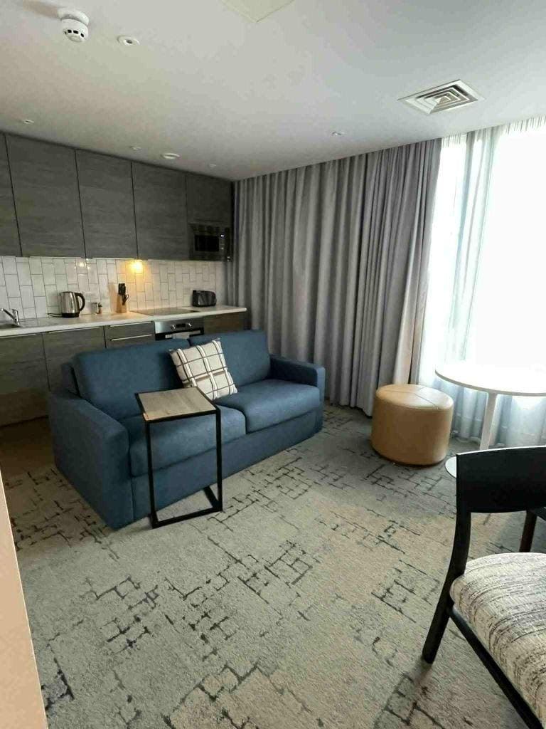 Kök och vardagsrum.