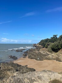 Beauchamp de petites plages, surveillées ou non.