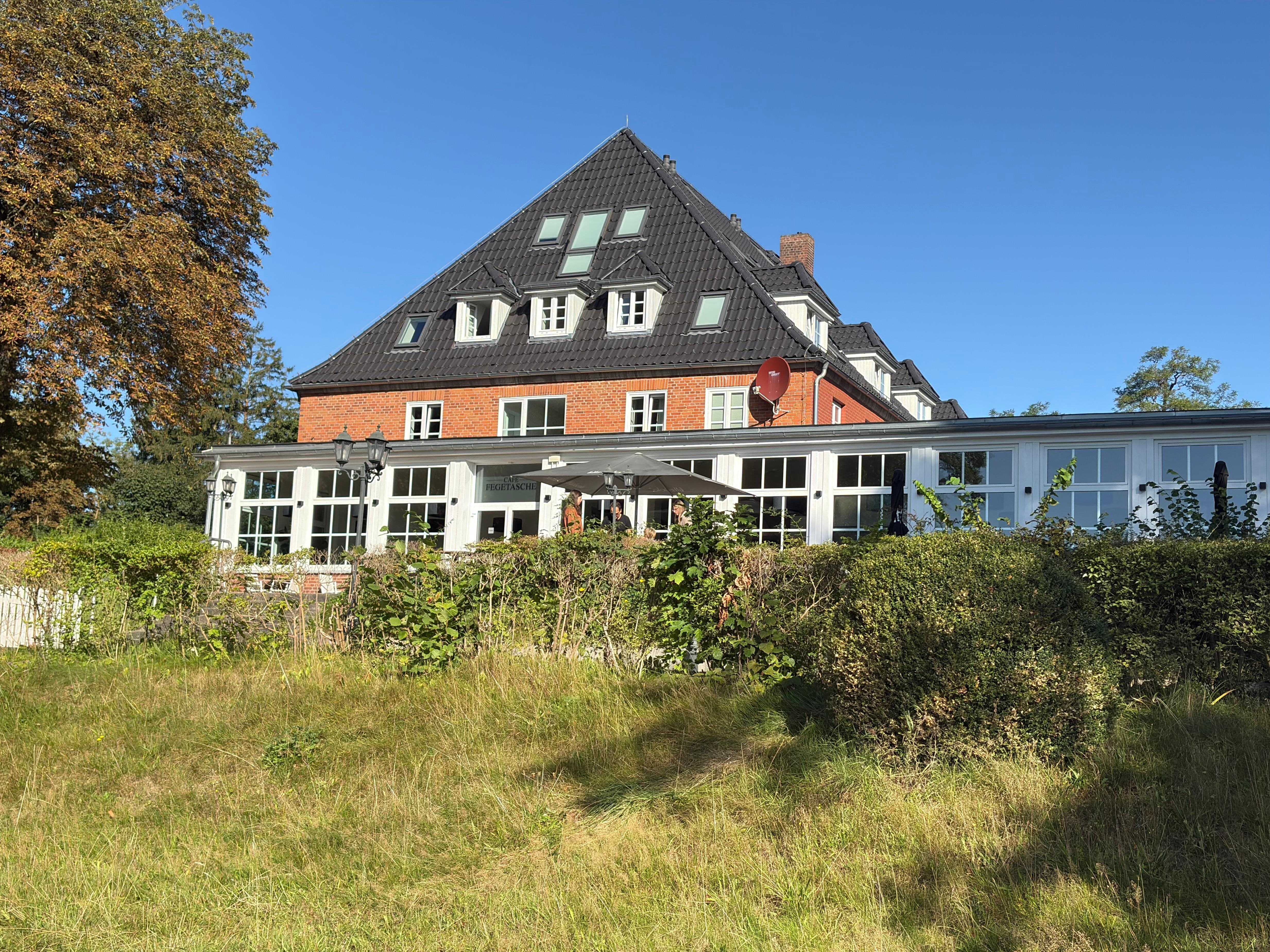 Hotel sett ifrån båtbryggan 