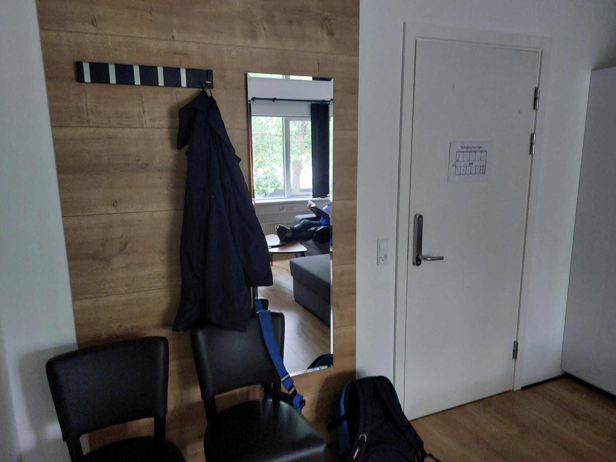 Stue fra soveværelse