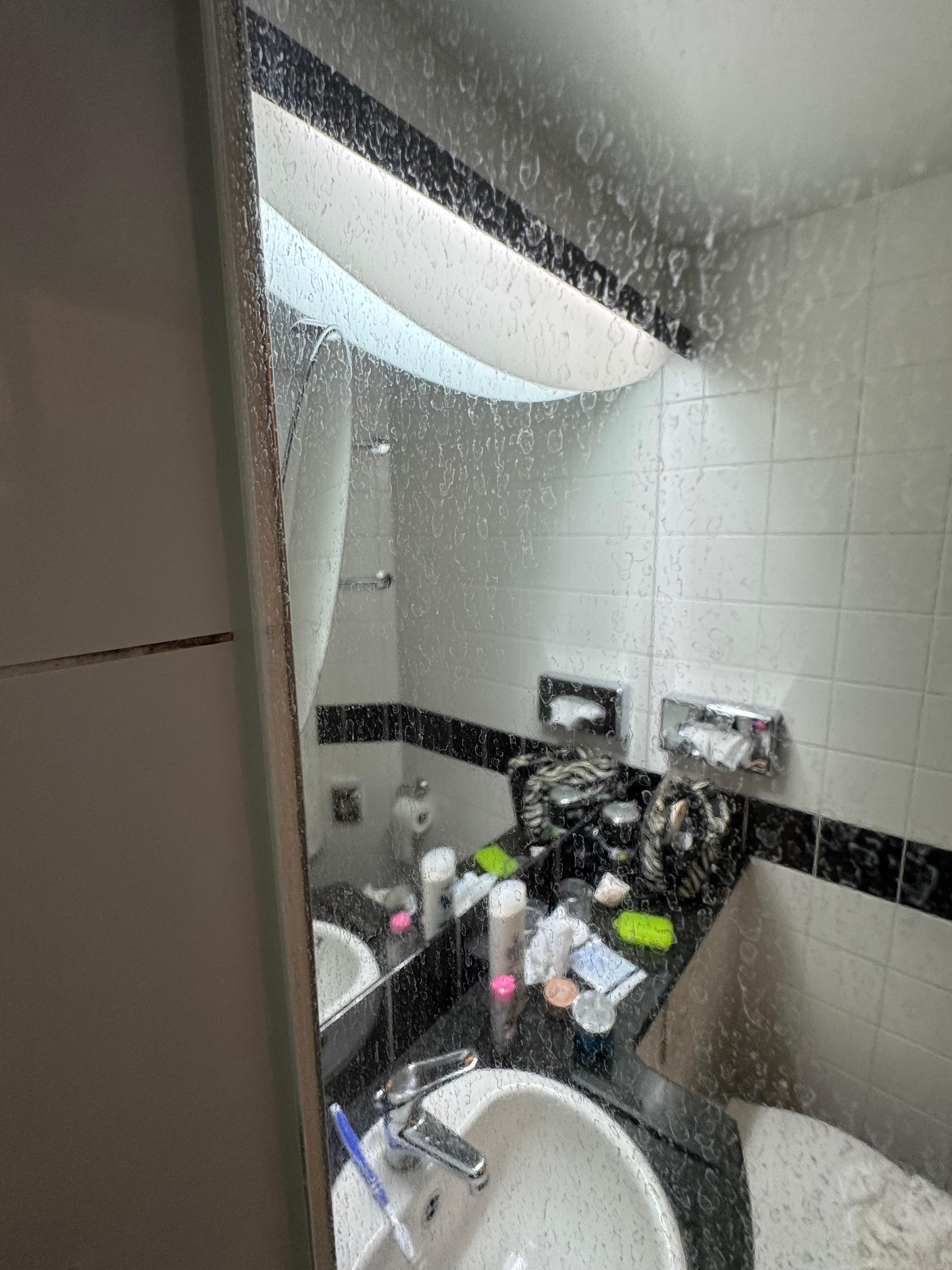 Kalkablagerung an der Duschkabine