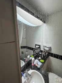 Kalkablagerung an der Duschkabine