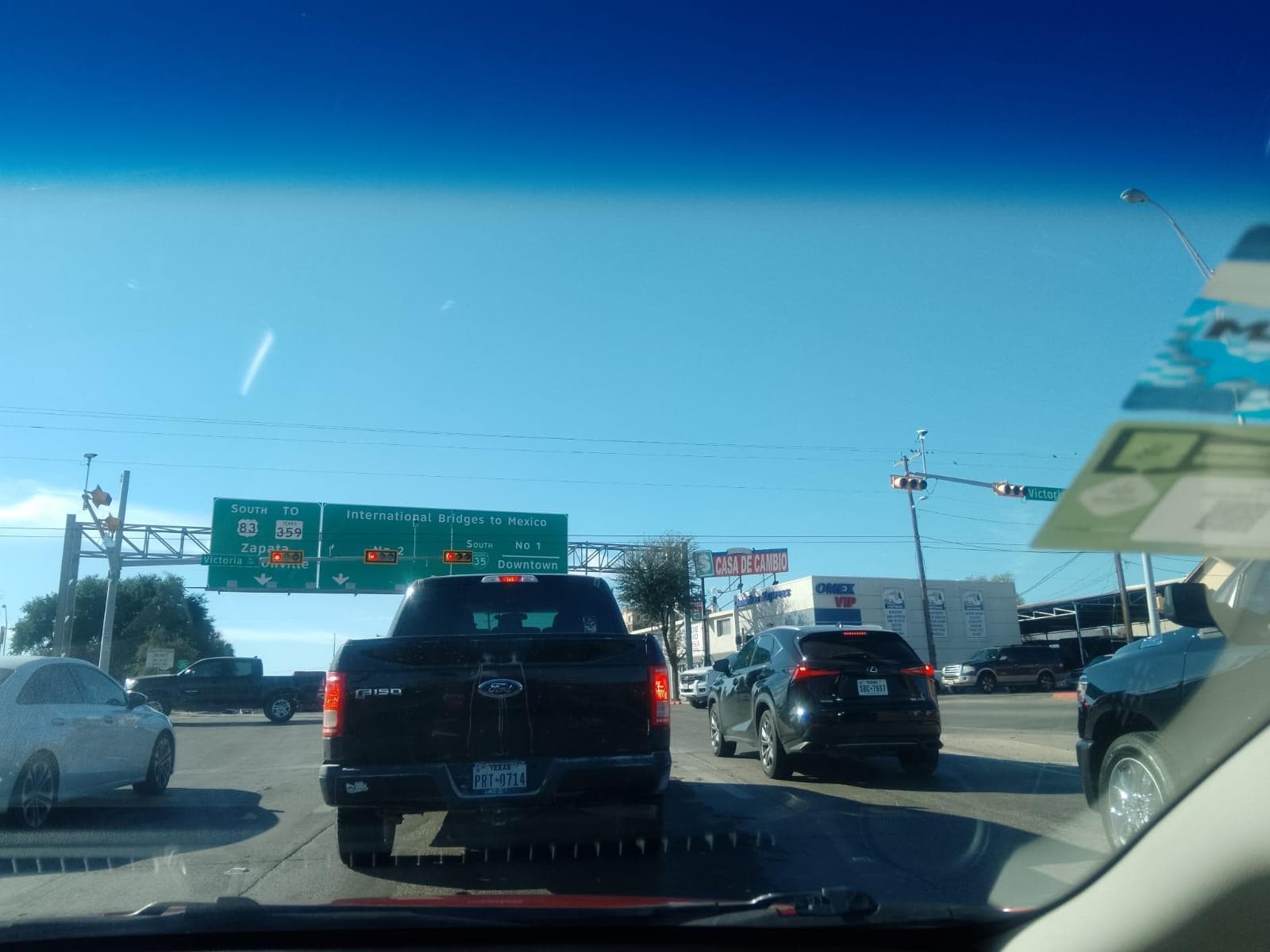 Muy cerca de centros comerciales tiendas y fácil acceso