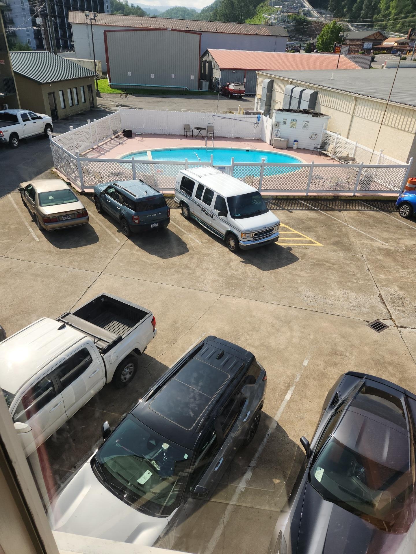 Hotel is right on the parkway but the pool is kept priy