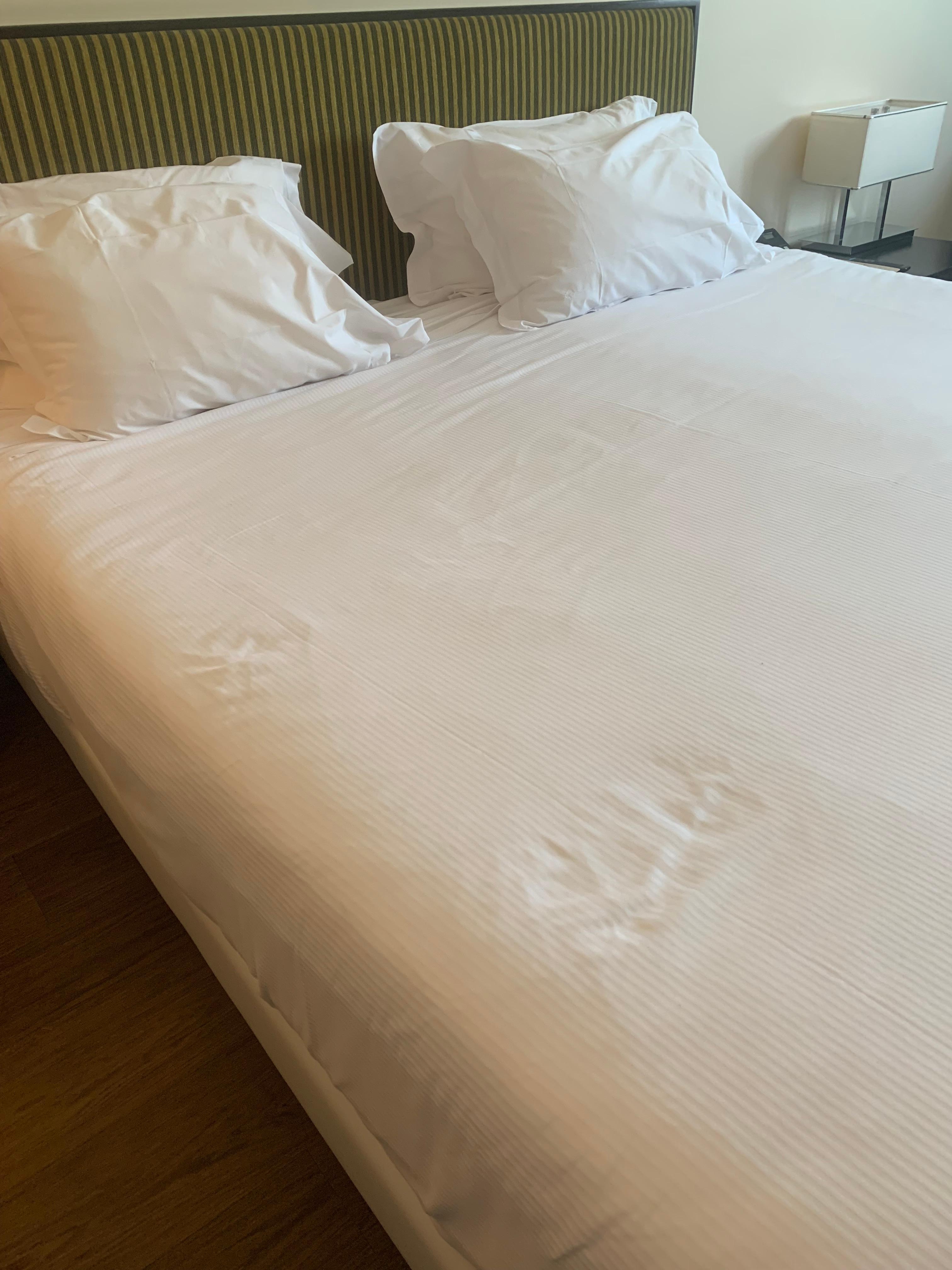 Appena entrati notiamo subito il letto con imperfezioni .