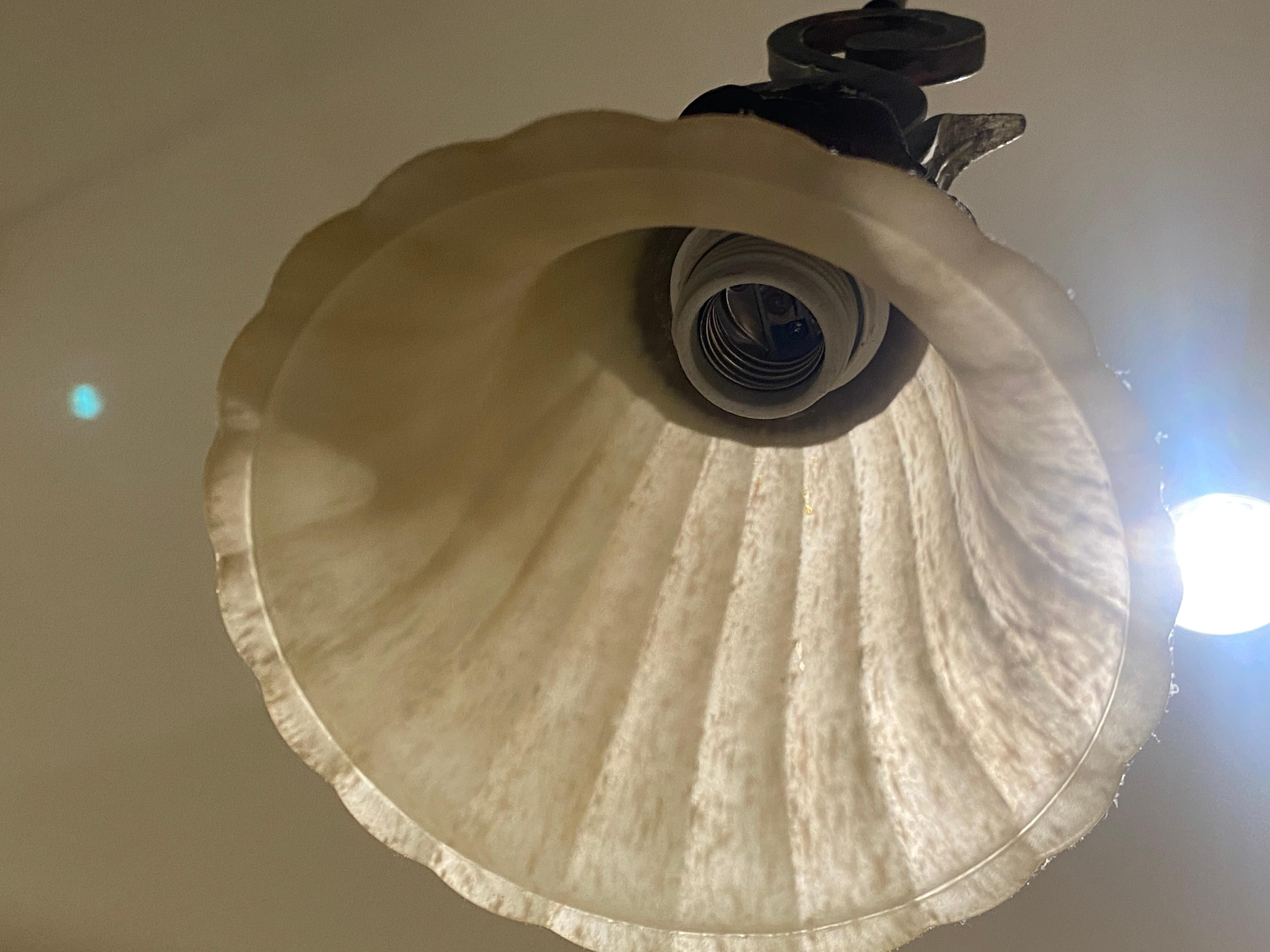 Empty socket in pendant light