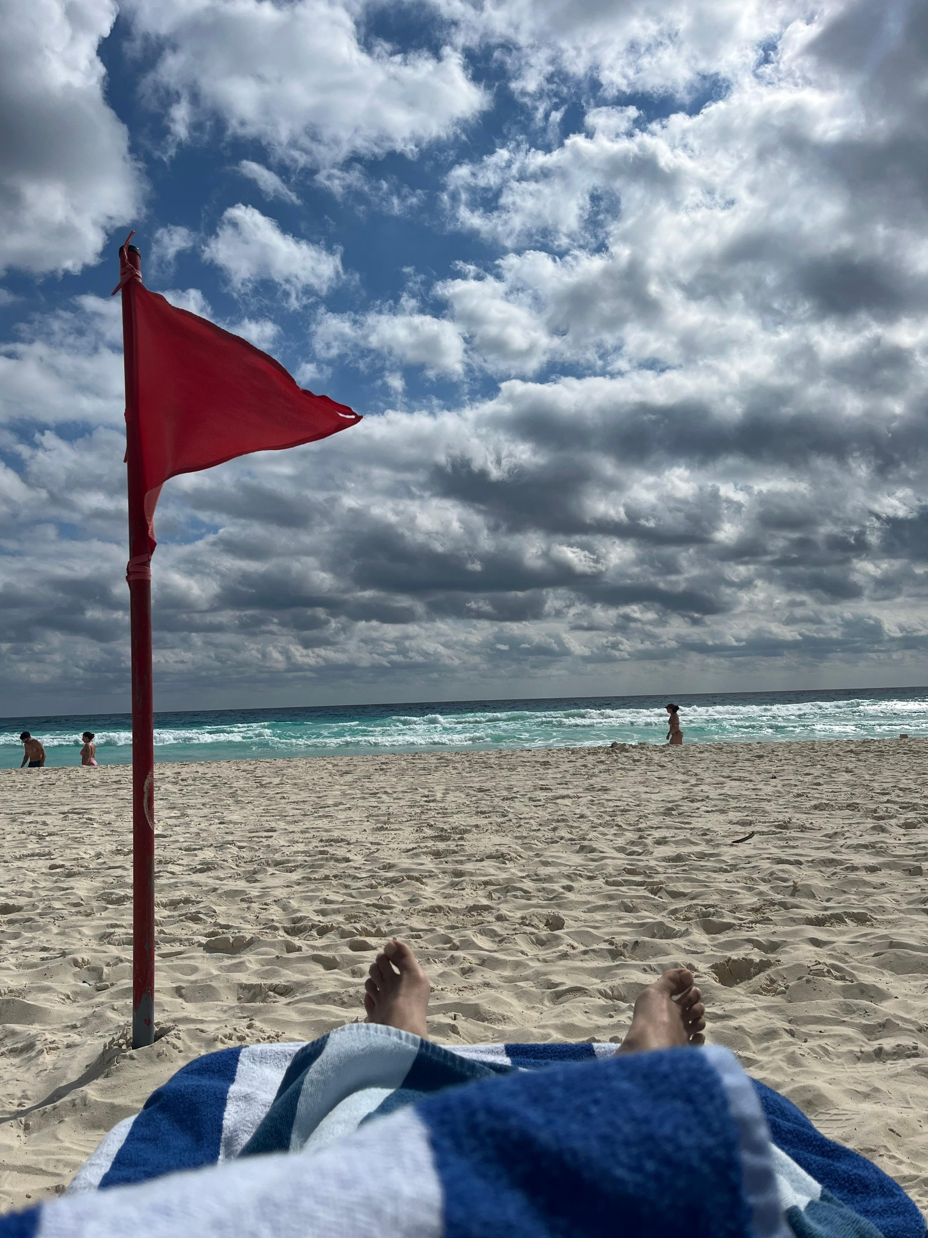 바다는 노랑깃발사이 구간에서만 놀게해줍니다. 빨간깃발구간은 돌있다고 나오라고 호루라기붐