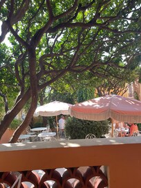 Breakfast in the garden