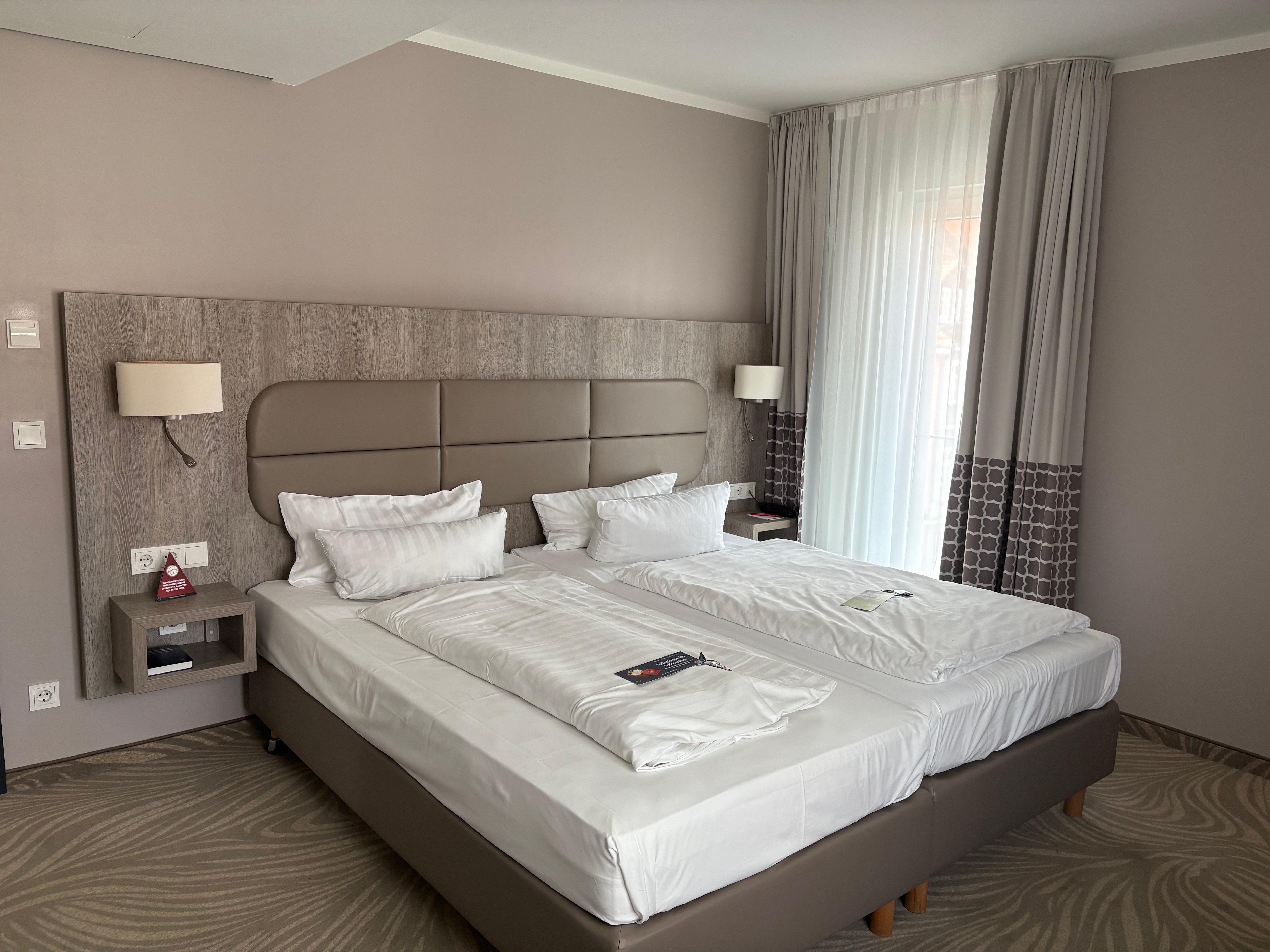 Comfort Zimmer mit Kingsize Bett