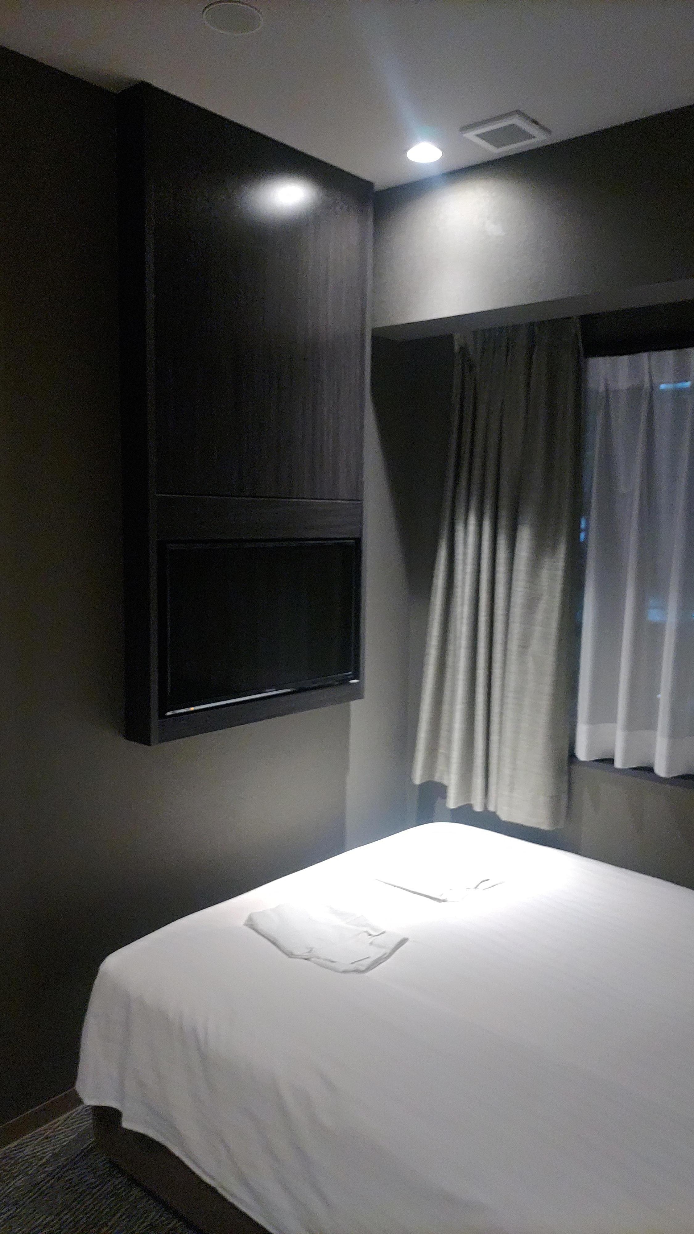 テレビの上にも埃が溜まっていました。