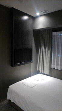 テレビの上にも埃が溜まっていました。