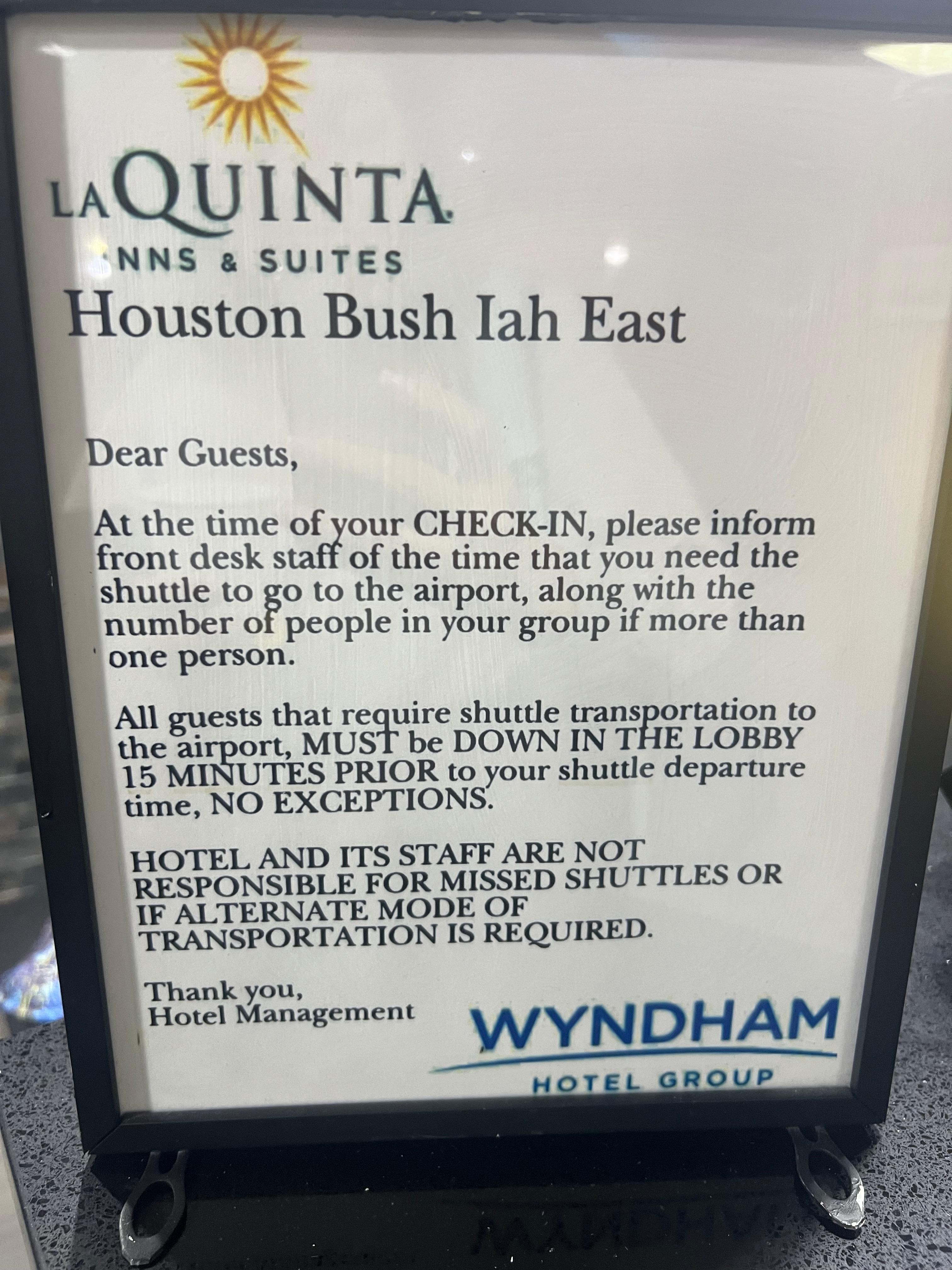 Su supuesto anuncio de estar 15 minutos antes, pero que no aclara que si no lo haces, el autobús se va, aún cuando no es la hora acordada de salida 