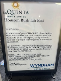 Su supuesto anuncio de estar 15 minutos antes, pero que no aclara que si no lo haces, el autobús se va, aún cuando no es la hora acordada de salida